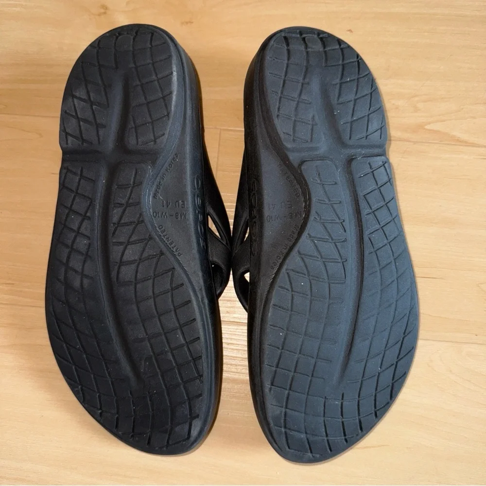 OOFOS OOLALA UNISEX BLACK FLIP FLOP SZ M 8 W 10 BEACHWEAR CUSHIONED FOOTBED